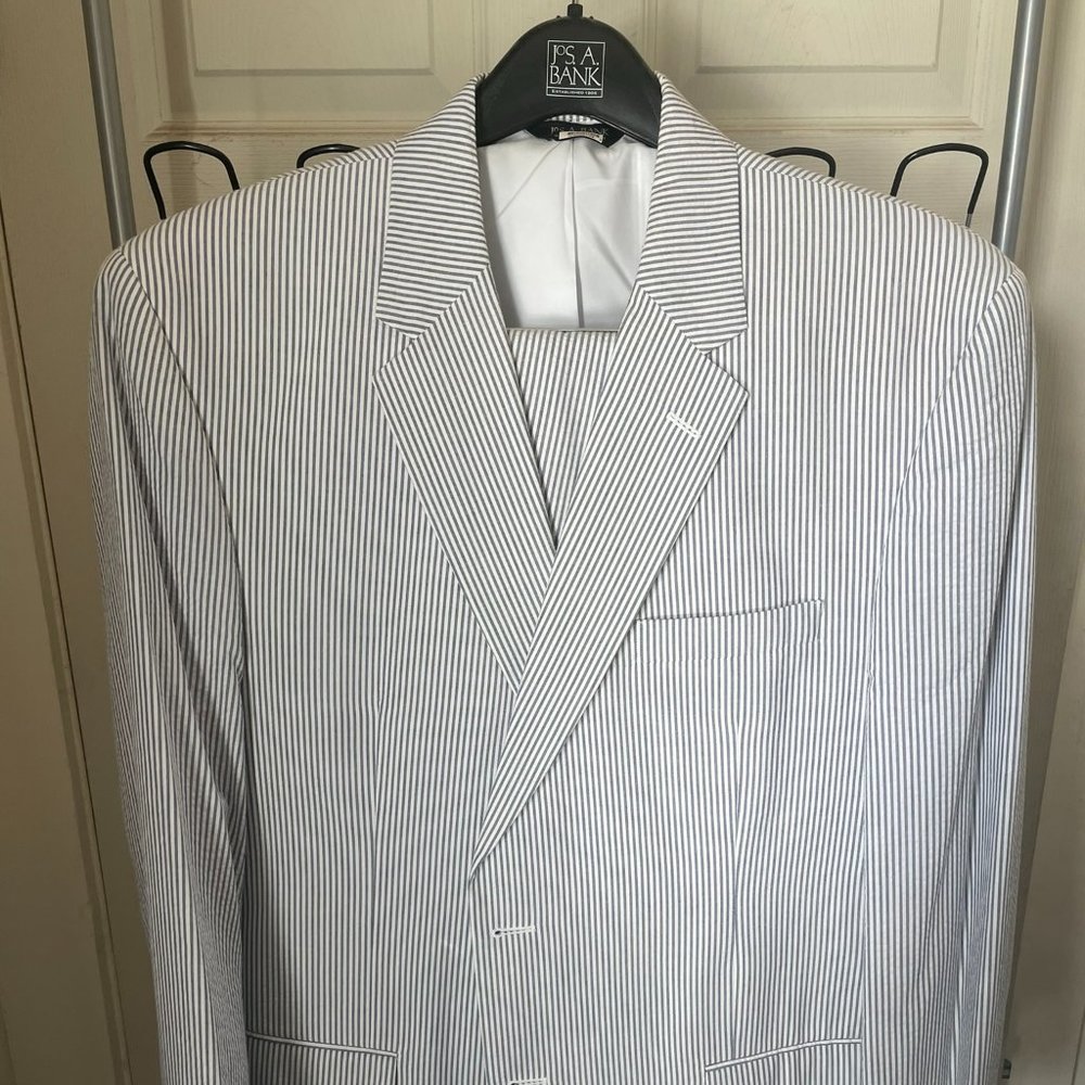JOS. A. BANK BLUE AND WHITE SEERSUCKER SUIT 46R